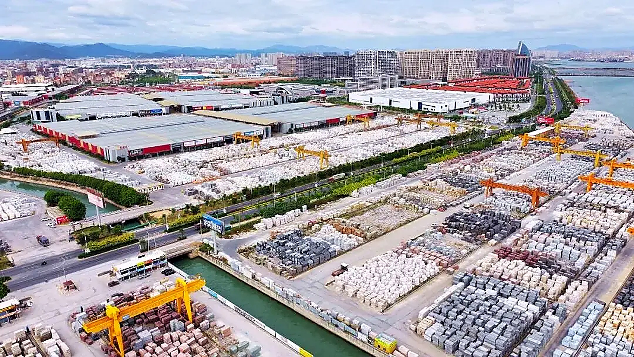Granite slab yard at the Shuitou factory